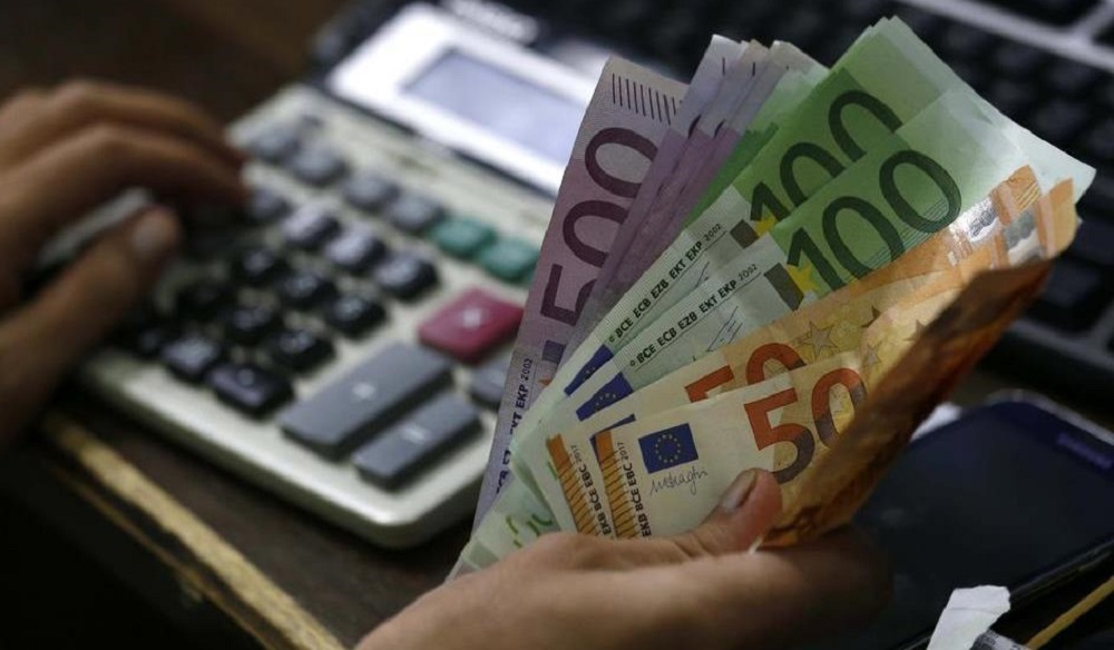 Shqiptaret shtojne kursimet ne banka, rriten depozitat ne leke dhe valute